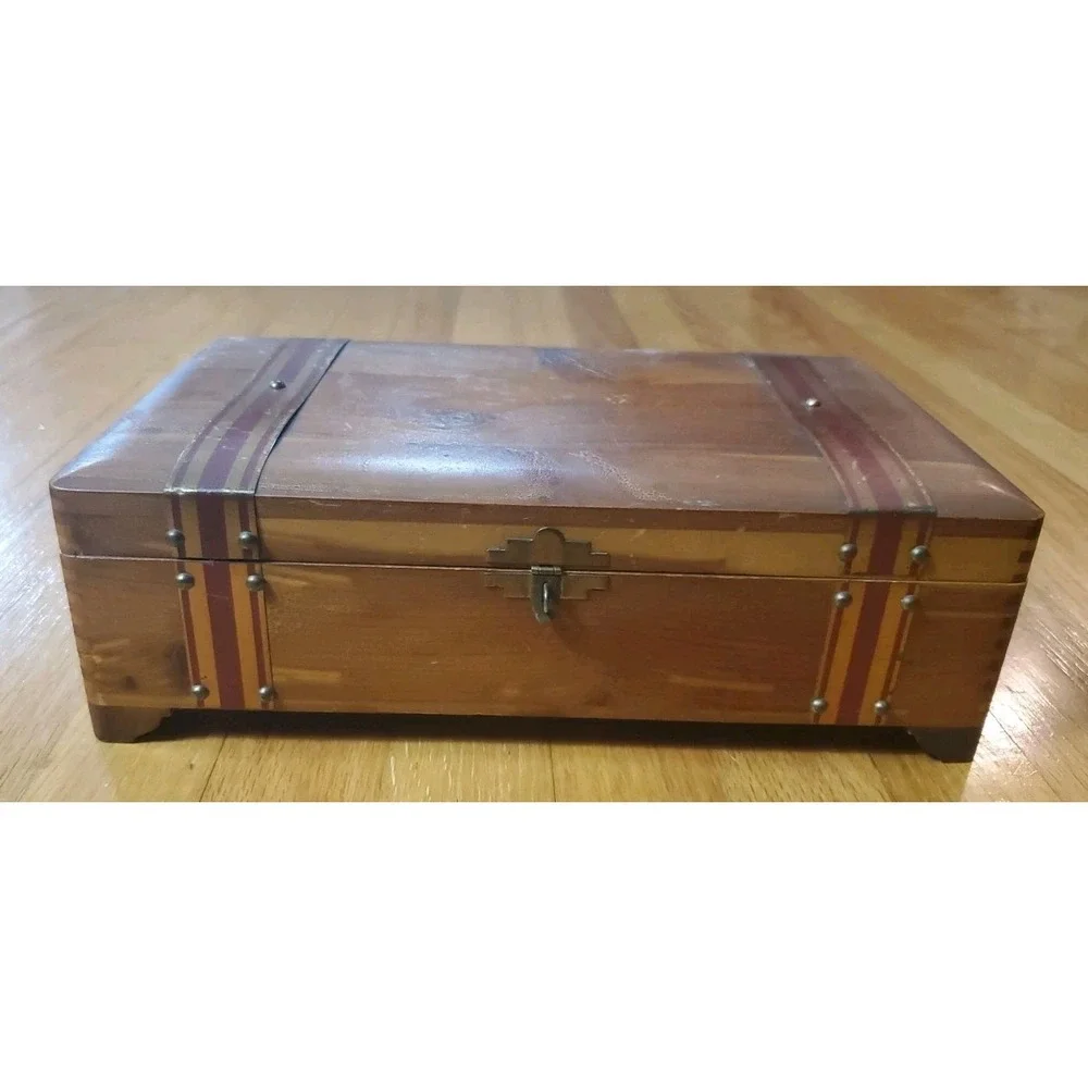 Distressed Vintage Cedar‎ Box Treasure Chest Hinged Lid Mirror Footed Lockable